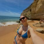 Marina Bastarache Instagram – La mer. Les vacances. Le Portugal.

Pour tous ceux qui le demandent, je vais vous faire un recap. Où manger, où dormir, quoi voir au Portugal.
Dès que je reviens de vacances je vous partage tout 🦋

Ps. Oui oui c’est un tout nouveau @nana.the.brand qui arrive à la fin du mois en ligne! 30 mai, mark your calendars!