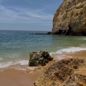 Marina Bastarache Instagram - La mer. Les vacances. Le Portugal.

Pour tous ceux qui le demandent, je vais vous faire un recap. Où manger, où dormir, quoi voir au Portugal.
Dès que je reviens de vacances je vous partage tout 🦋

Ps. Oui oui c’est un tout nouveau @nana.the.brand qui arrive à la fin du mois en ligne! 30 mai, mark your calendars!