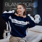Marina Bastarache Instagram – Her teeth are WHITE 🤌🏻

Grande peureuse ici, avec des dents déchaussées et hyper sensibles; un blanchiment peut être particulièrement douloureux pour moi (been there done that!) Ça m’aura pris plus de dix ans avant de refaire confiance à quelqu’un pour un blanchiment, j’était TRAU-MA-TI-SÉE!
Depuis l’an passé j’ai découvert Jess qui protège bien mes gencives et mes dents, surtout celles ultra sensibles. 
Je serai de retour pour mon entretien annuel l’an prochain chez @blanc_pure ! 
Écrivez-lui pour plus de details, she’s the sweetest! Merci Jess xox