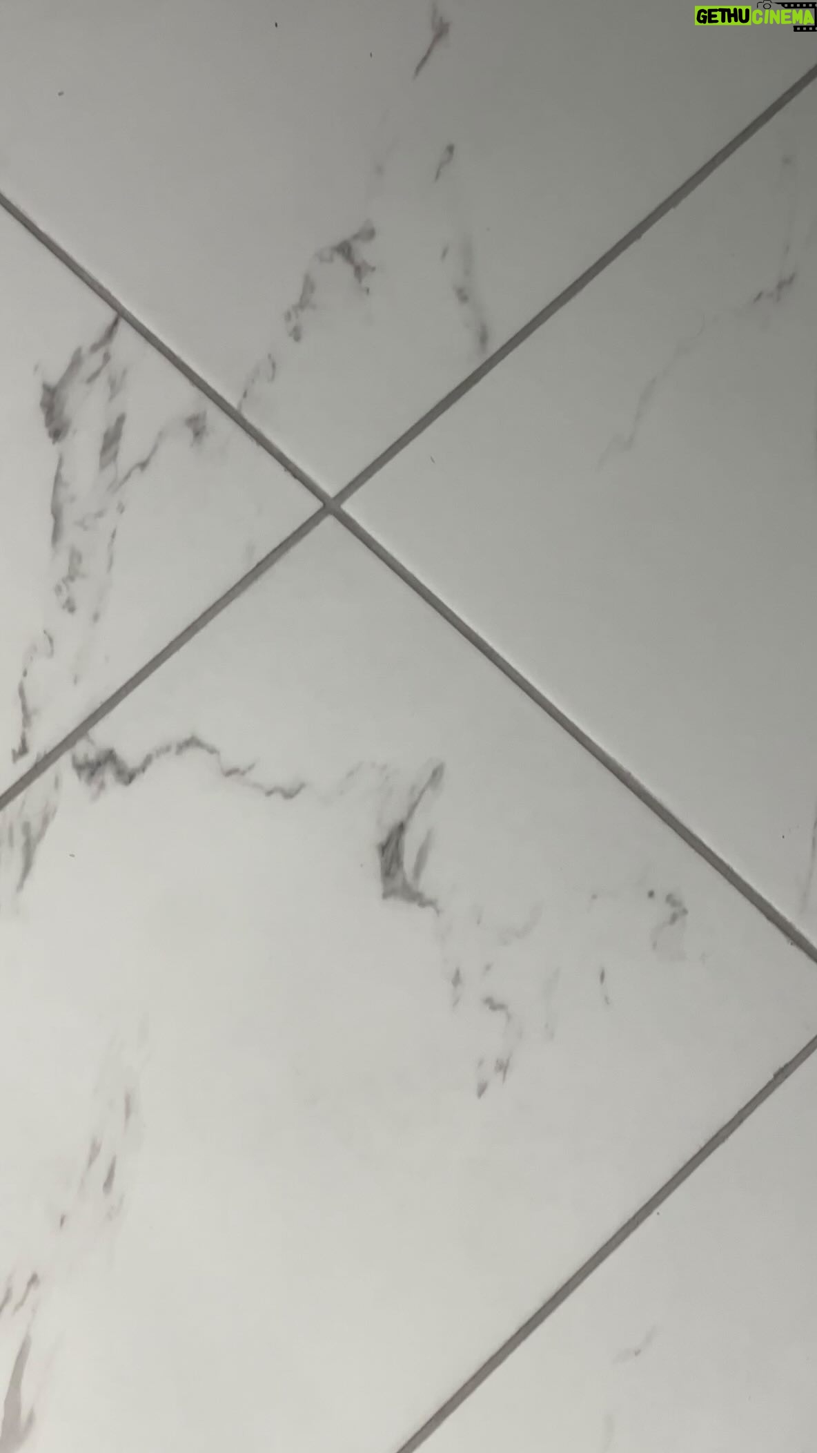 Marina Bastarache Instagram - Fini les années 70! 🔨Bonjour la nouvelle salle de bain au chalet familial! Un 2 mois d’embûches et de dur labeur par toute la famille (surtout dad!); mais le résultat est flamboyant! Un autre projet signé @ronafr #pub #batiRONAimeca