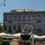 Marina Bastarache Instagram – PORTO 🍷

Voici mes tops activités, celles de plusieurs amis et aussi celles que vous m’avez partagé en story!
Porto , ma ville préférée du Portugal. MA-GNI-FIQUE.
Save le post ou partage à tes amis qui vont au Portugal!

FOOD
– Brunch: do norte cafe 🤌🏻 ou The breakfast Club
– Coffee: C’alma & Cafe majestic
– Health restaurant:  Nola kitchen
– Terrasses @espaceportocruz & bar rooftop Flores
– Souper typique: adega sao nicaulo
– Souper asiatique délicieux: Boa Bao 🤤
– Souper tapas: tapabento
– souper: mercearia das flores

ACTIVITÉS
– La Cathedrale de Sé 
– Livraria Lello (magnifique bibliothèque, need to book online)
– Mercado do bolhao pour déguster des produits de la région
– Marcher sur le pont Luis I et traverser de l’autre coté de Porto pour aller sur la rue cais da ribeira: s’attabler sur une terrasse, un rooftop, boire et manger au bord du Douro.
– Sunset/pique-nique jardim do morro ou jardim dos sentimentos
– Nightlife: les bars sur la rue Galerias de Paris et base bar ou selena bar

Notes:
– No need for a car! Des bonnes chaussures ça le fait en masse dans la ville de Porto!
– Prenez un appartement assez central , près de la station Sao Bento c’est idéal.
– Si vous n’avez pas de voiture, prenez un day trip jusqu’à la vallée de Douro. Sinon, louez-en une, promis ça vaut la peine de se promener en voiture dans la vallée.

N’hesitez pas à commenter vos endroits favoris de Porto!
Stay tuned pour LISBON, LAGOS et VALLÉE DE DOURO !