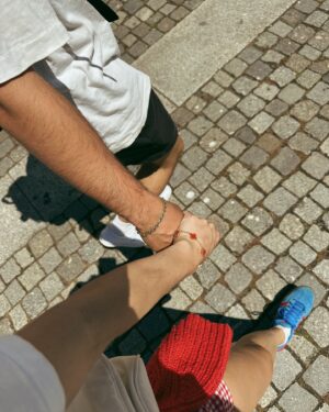 Marina Bastarache Instagram - PORTO 🍷

Voici mes tops activités, celles de plusieurs amis et aussi celles que vous m’avez partagé en story!
Porto , ma ville préférée du Portugal. MA-GNI-FIQUE.
Save le post ou partage à tes amis qui vont au Portugal!

FOOD
- Brunch: do norte cafe 🤌🏻 ou The breakfast Club
- Coffee: C’alma & Cafe majestic
- Health restaurant:  Nola kitchen
- Terrasses @espaceportocruz & bar rooftop Flores
- Souper typique: adega sao nicaulo
- Souper asiatique délicieux: Boa Bao 🤤
- Souper tapas: tapabento
- souper: mercearia das flores

ACTIVITÉS
- La Cathedrale de Sé 
- Livraria Lello (magnifique bibliothèque, need to book online)
- Mercado do bolhao pour déguster des produits de la région
- Marcher sur le pont Luis I et traverser de l’autre coté de Porto pour aller sur la rue cais da ribeira: s’attabler sur une terrasse, un rooftop, boire et manger au bord du Douro.
- Sunset/pique-nique jardim do morro ou jardim dos sentimentos
- Nightlife: les bars sur la rue Galerias de Paris et base bar ou selena bar

Notes:
- No need for a car! Des bonnes chaussures ça le fait en masse dans la ville de Porto!
- Prenez un appartement assez central , près de la station Sao Bento c’est idéal.
- Si vous n’avez pas de voiture, prenez un day trip jusqu’à la vallée de Douro. Sinon, louez-en une, promis ça vaut la peine de se promener en voiture dans la vallée.

N’hesitez pas à commenter vos endroits favoris de Porto!
Stay tuned pour LISBON, LAGOS et VALLÉE DE DOURO !