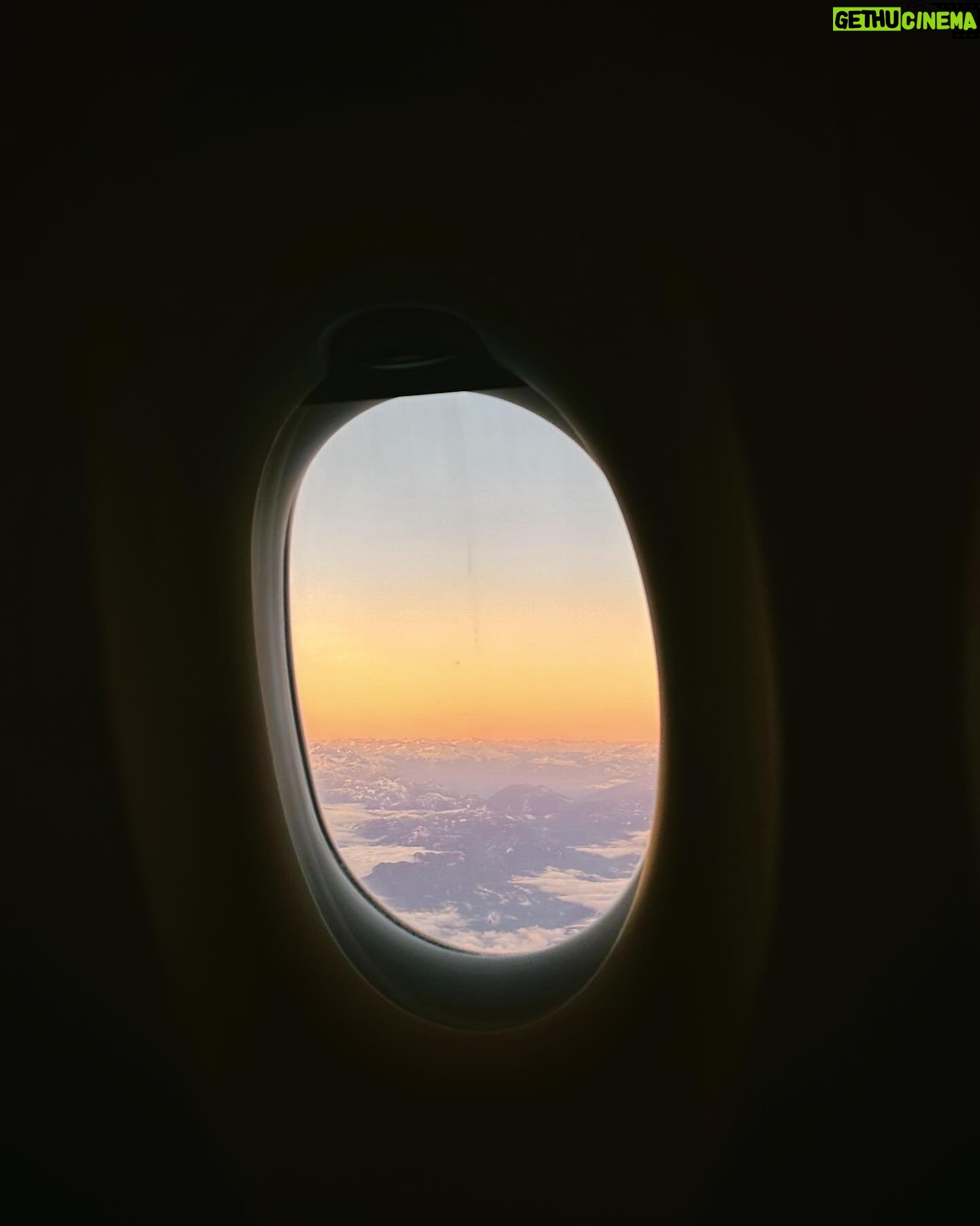 Marina Bastarache Instagram - Mon top 10 à Sydney Australie ✈️ * Profiter de maman * Enfin voir la fameuse Bondi Beach * Voyager dans le luxe de la premiére classs avec @aircanada * Me reposer au soleil en plein mois de décembre * Admirer les plus beaux coucher de soleil * Être témoin du grandiose Opéra de Sydney * Bien manger all day err day * Apporter maman avec moi, le plus loin qu’elle ne soit jamais aller * Découvrir la beauté de la nature * Revenir ressourcée @australia @aircanada #ad