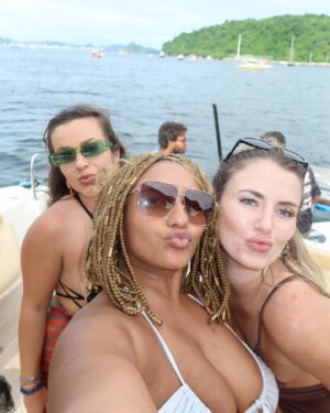 Marina Gregory Instagram - 🛥️ 🍑 🎉👯‍♀️
@marinapasseiosrj