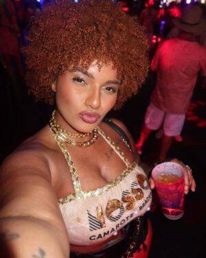 Marina Gregory Instagram - Não tirei uma foto sorrindo. Só fazendo bico haha. 😘
Carnaval/24