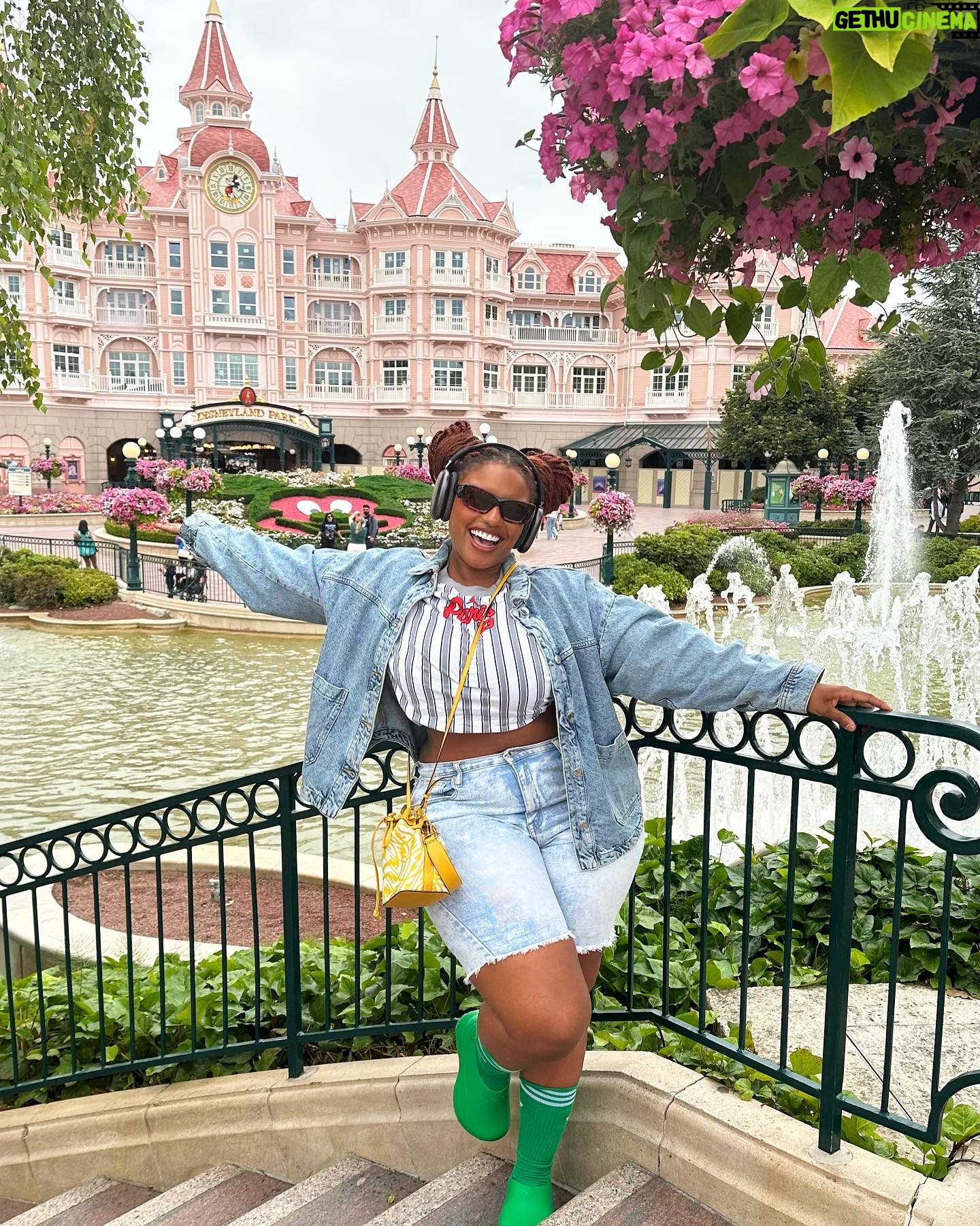 Marina Gregory Instagram - Não é dia de tbt, mas dreams come true. 14 anos atrás eu realizei um sonho: ir à Disney de Orlando e a minha primeira viagem internacional. E agora pude ter o privilégio de reviver um pouco dessa magia na Disney de Paris com minhas amigas 😍✨ #DisneyParis