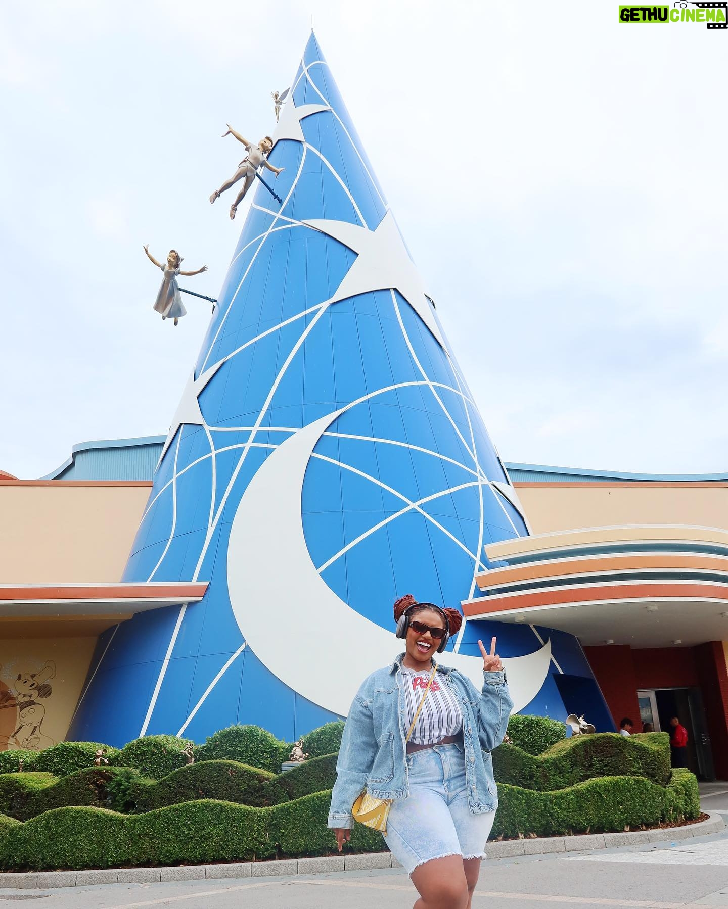 Marina Gregory Instagram - Não é dia de tbt, mas dreams come true. 14 anos atrás eu realizei um sonho: ir à Disney de Orlando e a minha primeira viagem internacional. E agora pude ter o privilégio de reviver um pouco dessa magia na Disney de Paris com minhas amigas 😍✨ #DisneyParis