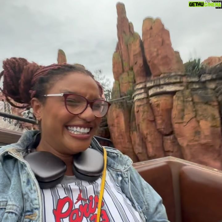 Marina Gregory Instagram - Não é dia de tbt, mas dreams come true. 14 anos atrás eu realizei um sonho: ir à Disney de Orlando e a minha primeira viagem internacional. E agora pude ter o privilégio de reviver um pouco dessa magia na Disney de Paris com minhas amigas 😍✨ #DisneyParis