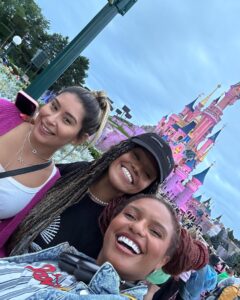 Marina Gregory Instagram - Não é dia de tbt, mas dreams come true. 14 anos atrás eu realizei um sonho: ir à Disney de Orlando e a minha primeira viagem internacional. E agora pude ter o privilégio de reviver um pouco dessa magia na Disney de Paris com minhas amigas 😍✨ #DisneyParis