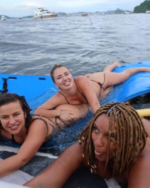 Marina Gregory Instagram - 🛥️ 🍑 🎉👯‍♀️
@marinapasseiosrj