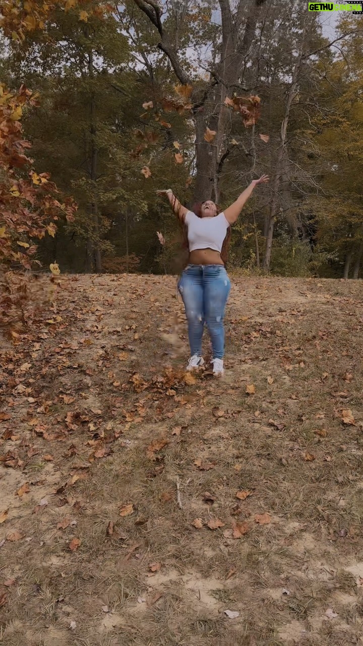 Marina Gregory Instagram - Não podemos deixar de viver essa música no outono né hahaha 🍂