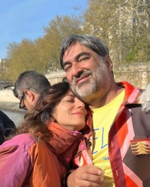 Marina Person Instagram - Eu amo um amigo❤️ 
Naquele dia em que entrei na sala dele pra passar por uma entrevista de emprego (ele era meu ídolo, e meu coração tava disparado), eu não podia imaginar q mais de 30 anos depois eu teria rodado o mundo com ele. Obrigada por fazer parte da minha vida, Fio! Feliz aniversário🎉🎊✨❤️💜🧡