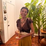 Marina Person Instagram - Hoje é dia dela! Viva minha mãe! Que é mãe também da minha irmã, avó da Aurora e do Ben( na foto ainda na barriga da Domingas). Feliz aniversário, mamys!🎊🎉🥳