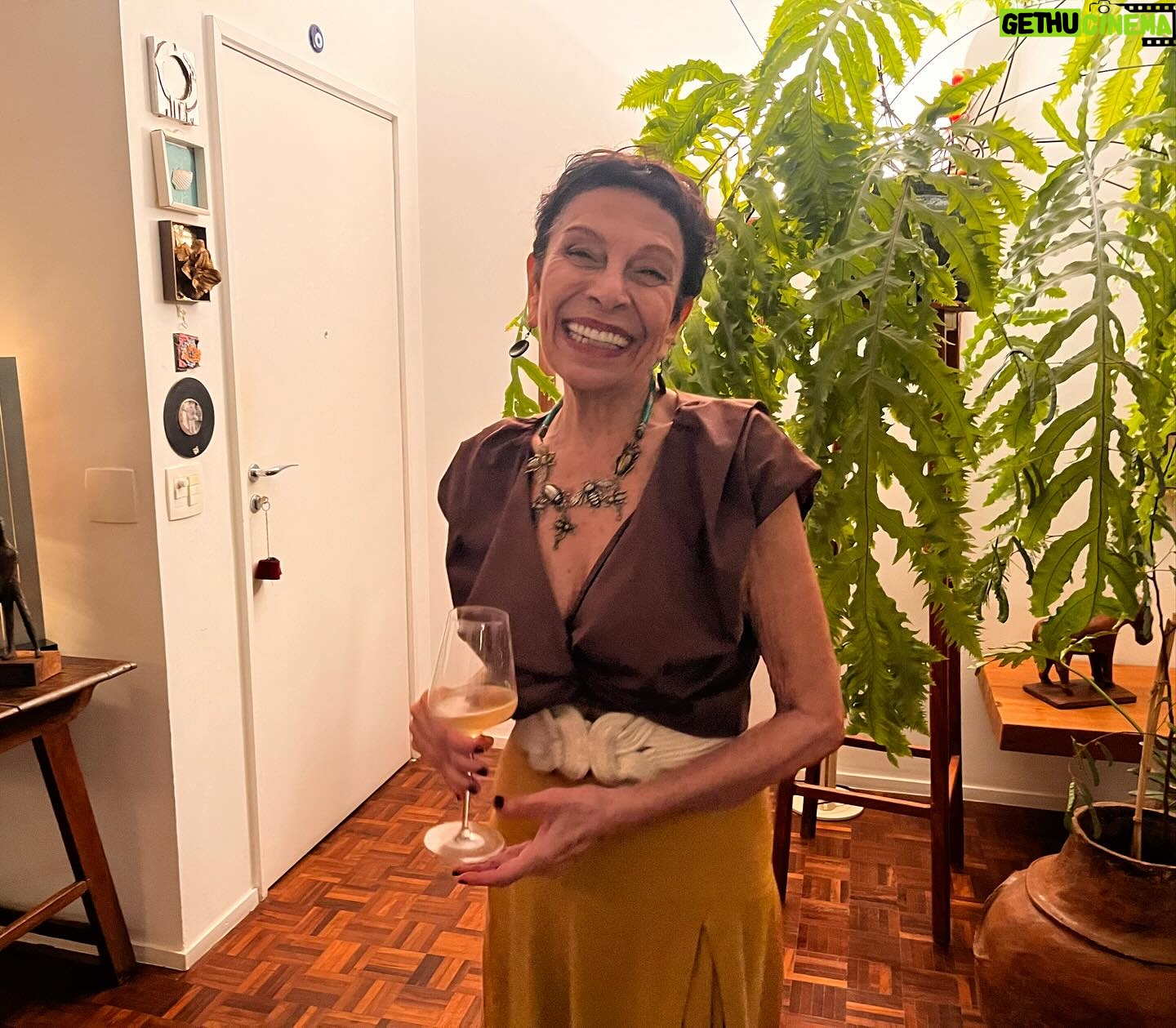 Marina Person Instagram - Hoje é dia dela! Viva minha mãe! Que é mãe também da minha irmã, avó da Aurora e do Ben( na foto ainda na barriga da Domingas). Feliz aniversário, mamys!🎊🎉🥳
