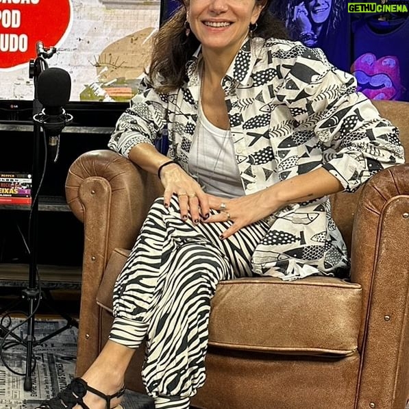Marina Person Instagram - Quem aí assistia MTV? 🙋🏻♀️🙋🏾 Com vocês a VJ que ficou na MTV por mais tempo… record que fala : Marina Person. Já tem trechos da entrevista lá no YouTube e quinta 18h tem o papo completinho. #casaopodtudo #waltercasagrande #marinaperson #mtv #vj #nostalgia #podcast #videocast