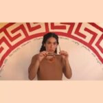 Marina Person Instagram - O futurismo indígena está no terceiro episódio de Corpo a Corpo, programa que vai ao ar hoje, as 23h. Nossa estrela da noite é BRISA FLOW Filha de imigrantes chilenos, com sangue da etnia Mapuche nas veias, Brisa Flow é cantora, musicista, compositora, poeta, performer, produtora musical e ativista. Seu som tem a levada latina misturada com rap, eletrônico e neo/soul. Vem ver essa conversa com ela! Mil vivas pra nossa equipe! Corpo a Corpo tem Idealização e pesquisa: Marina Certain @certain.marina Direção e Apresentação: Marina Person @marinaperson Direção de Fotografia: Carine Wallauer @wallauercarine Francisco Orlandi @chico_orlandi Produção executiva: Sabrina Macedo @sabrininamacedo Direção de Produção: Sofia Vontobel @sofiavontobel Patricia Iglecio @patriciaiglecio Som direto: Juliana Santana @judejujuba Aren Gallo @aren.gallo Tamis Haddad @tamisthepisces montagem: Julia Leite @jupetti Leo Passeti @passetileo Bruno Horowicz @brunohoro Bruna Almeida @bru.carvalhoalmeida Eduardo Aquino @dududuaquino Trilha de abertura e edição de som: Arthur Decloedt @arthur_decloedt Charles Tixier @charlestixieroficial Assistência de Câmera: Flora Correia @floracorreia Giovanna Pontarelli @giovanna_gil Larissa Vescovi @vescovilari Livia Jorge @lvjrg Paula Serra @pserra Assistência de Produção: Lais Maciel @laismaciels