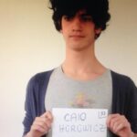 Marina Person Instagram - Aquarianos perdem a data de aniversário dos melhores amigos. Mas, se seu melhor amigo é aquariano, ele não vai ligar, porque ele, afinal, também é aquariano. Enfim. @caiohoro , fiz um resuminho desses dez anos juntos, começando com o primeiro frame da nossa amizade, vc com 17 anos. Feliz ano novo!!🎉🎊🤩❤️🧡💛🩷