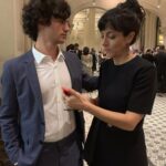 Marina Person Instagram - Aquarianos perdem a data de aniversário dos melhores amigos. Mas, se seu melhor amigo é aquariano, ele não vai ligar, porque ele, afinal, também é aquariano. Enfim. @caiohoro , fiz um resuminho desses dez anos juntos, começando com o primeiro frame da nossa amizade, vc com 17 anos. Feliz ano novo!!🎉🎊🤩❤️🧡💛🩷