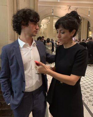 Marina Person Instagram - Aquarianos perdem a data de aniversário dos melhores amigos. Mas, se seu melhor amigo é aquariano, ele não vai ligar, porque ele, afinal, também é aquariano. Enfim. @caiohoro , fiz um resuminho desses dez anos juntos, começando com o primeiro frame da nossa amizade, vc com 17 anos. Feliz ano novo!!🎉🎊🤩❤️🧡💛🩷