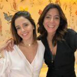Marina Person Instagram - Primeiro gostei das coisas que ela falava aqui no instagram. Tomei coragem, marquei uma consulta. Atrás do sorriso lindo e voz suave, descobri uma médica super antenada com o que há de mais novo em termos de regeneração da pele. Daí se seguiram muitas conversas sobre o que significa ser mulher com o passar do tempo, a importância de se cuidar sem enlouquecer pra atender padrões de outrem. Sempre soubemos, nós duas, que nunca foi sobre “ficar mais jovem”, e sim sobre se sentir bonita em qualquer idade. E, como se não bastasse, ela ainda tem um trabalho lindo com mulheres trans, que me fez admira-la ainda mais. Obrigada @drbiancaviscomi por estar na minha vida, por cuidar de mim e por ser essa pessoa maravilhosa e ancorada num mundo que joga a gente pra tanta maluquice (principalmente na área da dermatologia). Viva você hoje e sempre! Te desejo as coisas mais belas ✨🧡🩷❤️