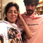 Marina Person Instagram - Aquarianos perdem a data de aniversário dos melhores amigos. Mas, se seu melhor amigo é aquariano, ele não vai ligar, porque ele, afinal, também é aquariano. Enfim. @caiohoro , fiz um resuminho desses dez anos juntos, começando com o primeiro frame da nossa amizade, vc com 17 anos. Feliz ano novo!!🎉🎊🤩❤️🧡💛🩷