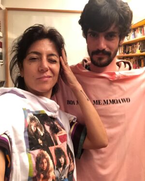 Marina Person Instagram - Aquarianos perdem a data de aniversário dos melhores amigos. Mas, se seu melhor amigo é aquariano, ele não vai ligar, porque ele, afinal, também é aquariano. Enfim. @caiohoro , fiz um resuminho desses dez anos juntos, começando com o primeiro frame da nossa amizade, vc com 17 anos. Feliz ano novo!!🎉🎊🤩❤️🧡💛🩷
