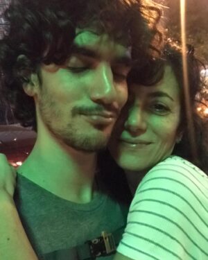 Marina Person Instagram - Aquarianos perdem a data de aniversário dos melhores amigos. Mas, se seu melhor amigo é aquariano, ele não vai ligar, porque ele, afinal, também é aquariano. Enfim. @caiohoro , fiz um resuminho desses dez anos juntos, começando com o primeiro frame da nossa amizade, vc com 17 anos. Feliz ano novo!!🎉🎊🤩❤️🧡💛🩷