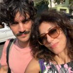 Marina Person Instagram - Aquarianos perdem a data de aniversário dos melhores amigos. Mas, se seu melhor amigo é aquariano, ele não vai ligar, porque ele, afinal, também é aquariano. Enfim. @caiohoro , fiz um resuminho desses dez anos juntos, começando com o primeiro frame da nossa amizade, vc com 17 anos. Feliz ano novo!!🎉🎊🤩❤️🧡💛🩷