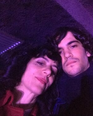 Marina Person Instagram - Aquarianos perdem a data de aniversário dos melhores amigos. Mas, se seu melhor amigo é aquariano, ele não vai ligar, porque ele, afinal, também é aquariano. Enfim. @caiohoro , fiz um resuminho desses dez anos juntos, começando com o primeiro frame da nossa amizade, vc com 17 anos. Feliz ano novo!!🎉🎊🤩❤️🧡💛🩷