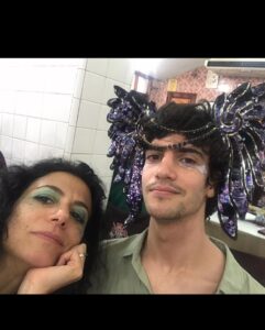 Marina Person Instagram - Aquarianos perdem a data de aniversário dos melhores amigos. Mas, se seu melhor amigo é aquariano, ele não vai ligar, porque ele, afinal, também é aquariano. Enfim. @caiohoro , fiz um resuminho desses dez anos juntos, começando com o primeiro frame da nossa amizade, vc com 17 anos. Feliz ano novo!!🎉🎊🤩❤️🧡💛🩷