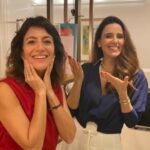 Marina Person Instagram - Primeiro gostei das coisas que ela falava aqui no instagram. Tomei coragem, marquei uma consulta. Atrás do sorriso lindo e voz suave, descobri uma médica super antenada com o que há de mais novo em termos de regeneração da pele. Daí se seguiram muitas conversas sobre o que significa ser mulher com o passar do tempo, a importância de se cuidar sem enlouquecer pra atender padrões de outrem. Sempre soubemos, nós duas, que nunca foi sobre “ficar mais jovem”, e sim sobre se sentir bonita em qualquer idade. E, como se não bastasse, ela ainda tem um trabalho lindo com mulheres trans, que me fez admira-la ainda mais. Obrigada @drbiancaviscomi por estar na minha vida, por cuidar de mim e por ser essa pessoa maravilhosa e ancorada num mundo que joga a gente pra tanta maluquice (principalmente na área da dermatologia). Viva você hoje e sempre! Te desejo as coisas mais belas ✨🧡🩷❤️