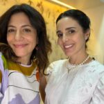 Marina Person Instagram - Primeiro gostei das coisas que ela falava aqui no instagram. Tomei coragem, marquei uma consulta. Atrás do sorriso lindo e voz suave, descobri uma médica super antenada com o que há de mais novo em termos de regeneração da pele. Daí se seguiram muitas conversas sobre o que significa ser mulher com o passar do tempo, a importância de se cuidar sem enlouquecer pra atender padrões de outrem. Sempre soubemos, nós duas, que nunca foi sobre “ficar mais jovem”, e sim sobre se sentir bonita em qualquer idade. E, como se não bastasse, ela ainda tem um trabalho lindo com mulheres trans, que me fez admira-la ainda mais. Obrigada @drbiancaviscomi por estar na minha vida, por cuidar de mim e por ser essa pessoa maravilhosa e ancorada num mundo que joga a gente pra tanta maluquice (principalmente na área da dermatologia). Viva você hoje e sempre! Te desejo as coisas mais belas ✨🧡🩷❤️