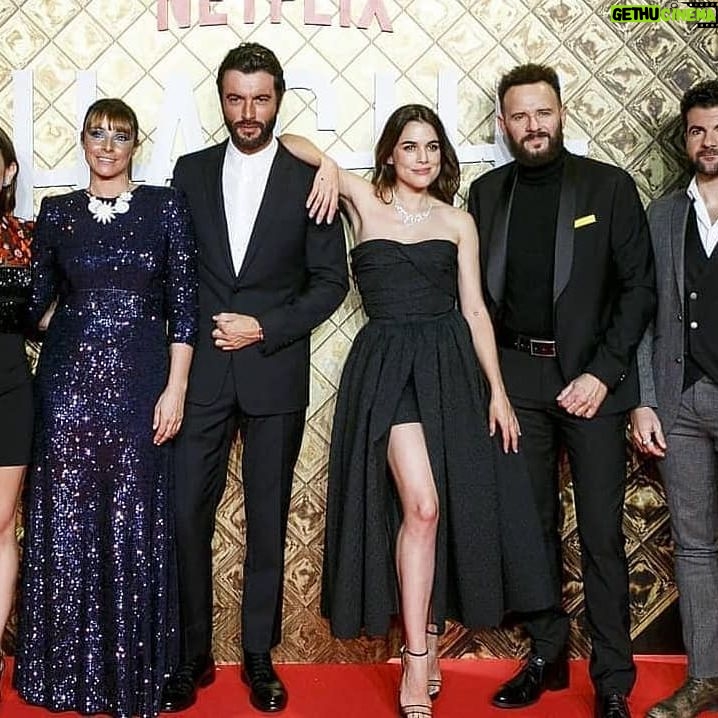 Marina Salas - 7.8K Likes - Es un privilegio formar parte de este equipo, lujo de compañeros💥 #veronicafernandez @jorgtorregrossa #fernandotrullols @pacoramosq @weekendstudiospain @adrianaugarte10 @javierrrey @marcando @pepambros @laingridrubio @zenet.oficial @paudura72 @alfonsnieto @laiamanzanares
Hache se estrena 1 Noviembre @netflixes (@ed_n falta en la foto!)
