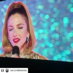 Marina Salas Instagram - Vamooos!!!Se viene @secundelarosa #Repost @secundelarosa • • • • • • El milagro de El Cover ha sido terminar la película. Y que todos los artistas se hayan atrevido a cantar en vivo! GRACIAS VALIENTES! La peli es eso, vuestra voz. El confinamiento nos pillò a todo el equipo a los diez días de arrancar la peli y la verdad, parar meses, perder tanto por el camino, decorados, planos, incluso equipo y actores fue duro... y terminarla entre el miedo, las mascarillas, el desconcierto... pero más dura es la vida y todo lo que ha venido después para muchos. Así que estaré feliz si quedan algunos momentos que anticipen todo lo que tengo ganas de hacer y que ya están cerca ( upcoming!!) Gracias a todas las actrices, actores, músicos ... Manuel y todo el equipo de Amazón, JR, Mi Orozco, Narcís y el equipazo de Universal, Elena y todo NEP capitaneado por Kiko, Tanta gente fantástica a la que agradecer! Todos los que siguieron en la aventura y ese equipazo que apareció tras el confinamiento para ayudarme a terminarla❤️ De Jhonny a Pollito! Todos! Tantas!! Esto no ha hecho Más que empezar, Maestro Mendez, Carooool!! Jorge, uff ... mi Terol! Y Manel, sin ti no hubiéramos soñado con Shirley, mi Susi Sanchez que apareció con su Magia, Ivàn, La Rancapino , bueno toda la música, la banda sonora es por ti 😌 Creo que este momento, de luminoso, es mítico. Gracias a Marina Salas, Àlex Monner y Lander Otaola y a cada uno de los artistas que aceptasteis mi propuesta. Gracias infinitas a todos los que estáis , formáis parte y habéis querido bien a este Proyecto. Vamoos! EL COVER ( y mucho más que estoy deseando vivir) prontito❤️