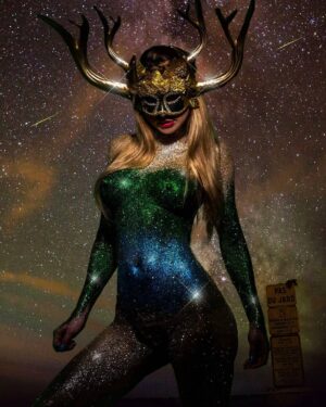 Marina Valmont Instagram - Looking like a walking trophy 🏆 @fernello 🎨@alxguzmanphotography  @lddigitalpr #bodypaint #glitter #bodyart #artistsoninstagram #art #skinwars #cosplay #fernello #cosplaygirl #nyc #toronto #ibiza #bodyglitter #marinavalmont