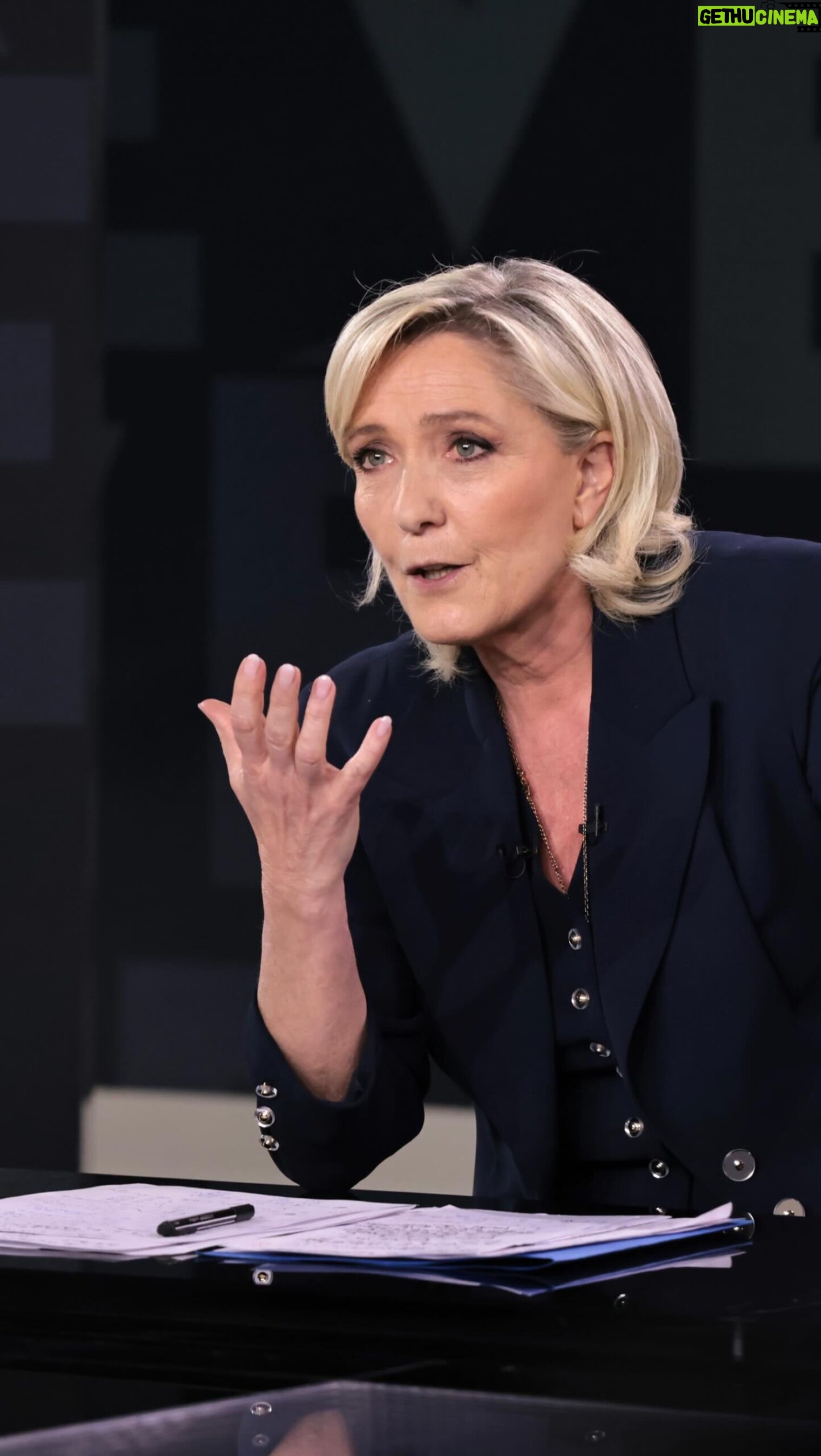 Marine Le Pen Instagram - Si Emmanuel Macron met sur la table, sa démission ou la dissolution de l’Assemblée nationale, je débattrai avec lui avec plaisir avant les élections européennes. S’il souhaite rentrer dans le débat partisan, et qu’il perd les élections, il faudra qu’il en tire les conséquences.