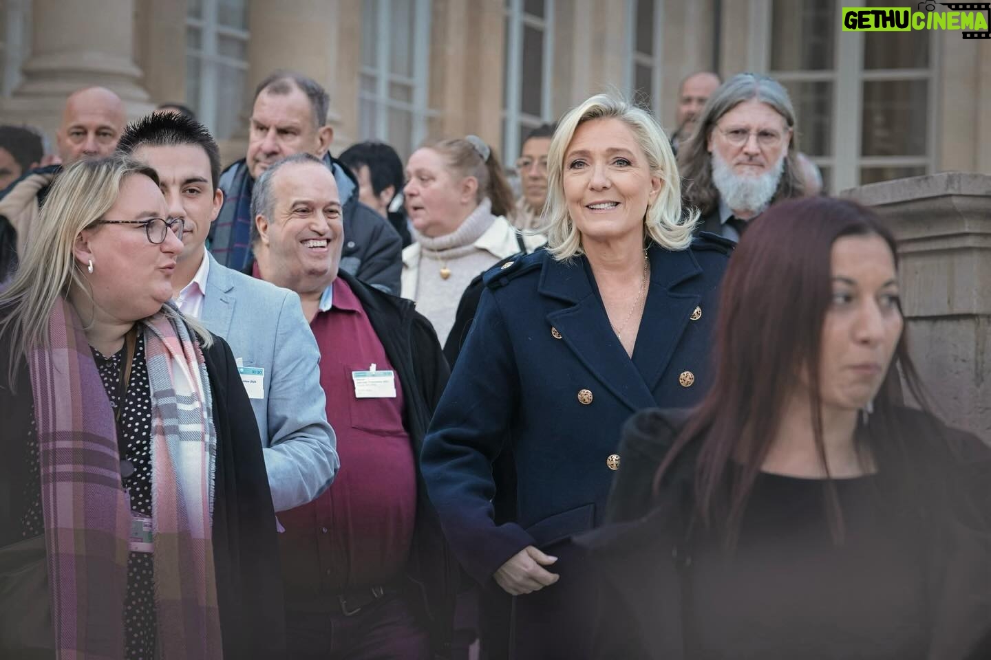 Marine Le Pen Instagram - En juin 2022, les habitants de la 11e circonscription du Pas-de-Calais me renouvelaient leur confiance en me réélisant député. Aujourd’hui, ce sont des militants venus de toute la circonscription que j’ai l’immense plaisir d’accueillir pour une visite de ce lieu emblématique de notre démocratie !