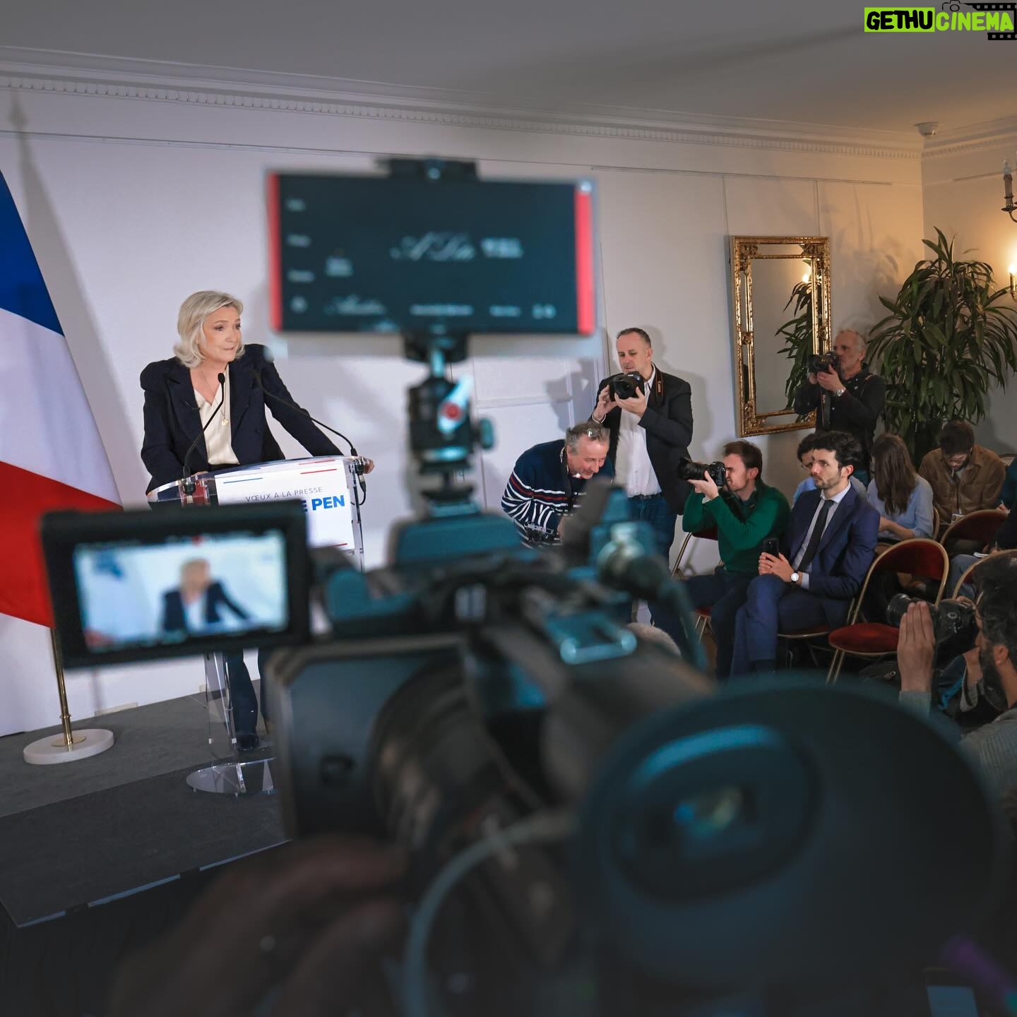 Marine Le Pen Instagram - Avec nos députés, avec nos autres parlementaires, avec nos élus des territoires, les cadres et militants de notre mouvement présidé par Jordan Bardella, nous nous mettons en situation, non seulement d’accéder, mais également d’assumer avec succès les responsabilités du pays. Retrouvez mes vœux à la presse de Marine Le Pen : https://fb.watch/pO5ey6L7AW/