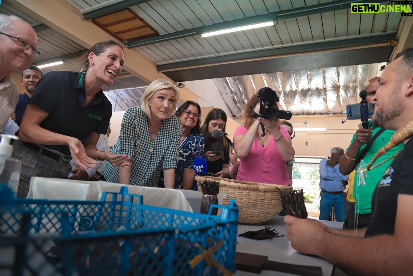 Marine Le Pen Instagram - Produit phare de l’île de La Réunion, la vanille Bourbon cultivée ici est l’une des meilleures au monde.