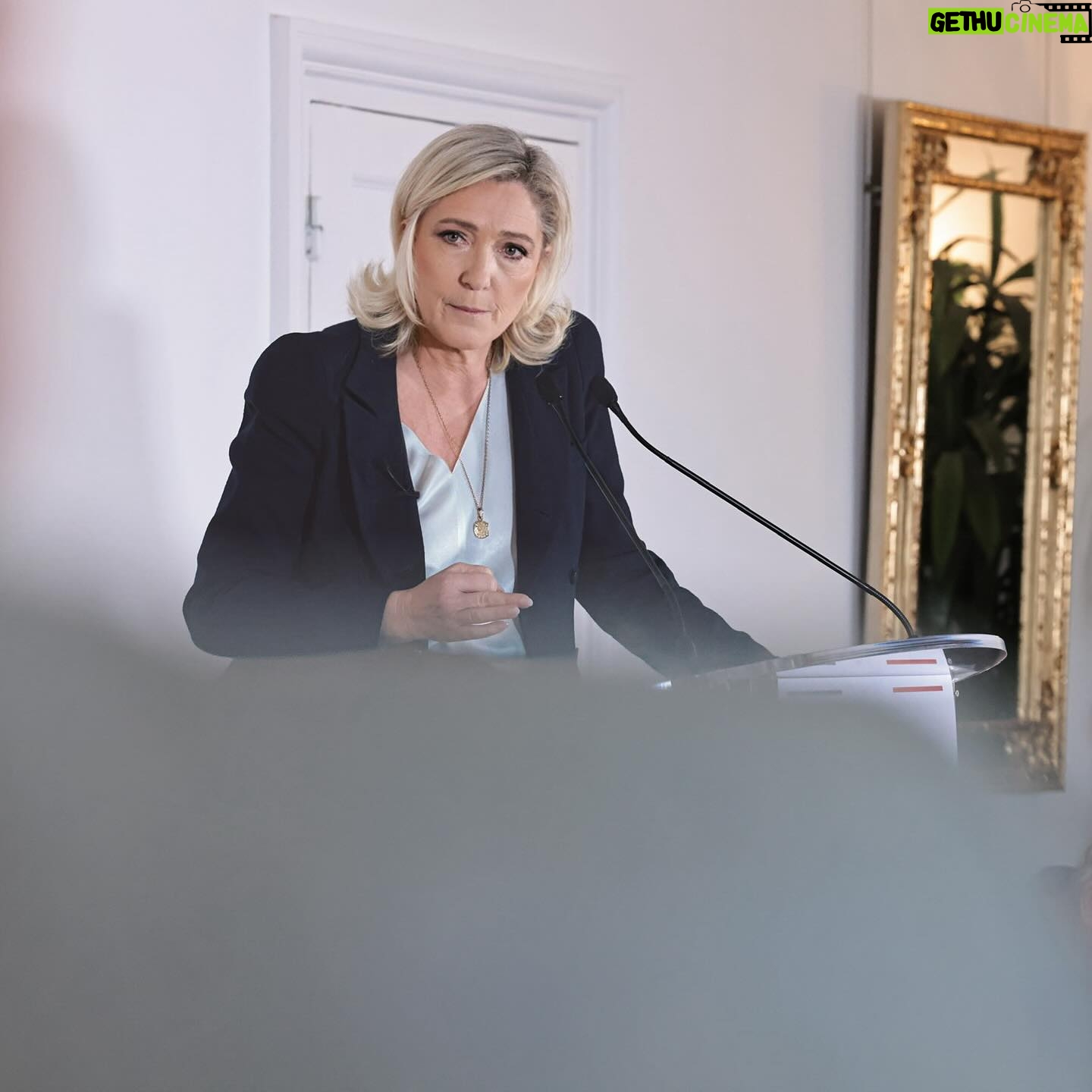 Marine Le Pen Instagram - Avec nos députés, avec nos autres parlementaires, avec nos élus des territoires, les cadres et militants de notre mouvement présidé par Jordan Bardella, nous nous mettons en situation, non seulement d’accéder, mais également d’assumer avec succès les responsabilités du pays. Retrouvez mes vœux à la presse de Marine Le Pen : https://fb.watch/pO5ey6L7AW/