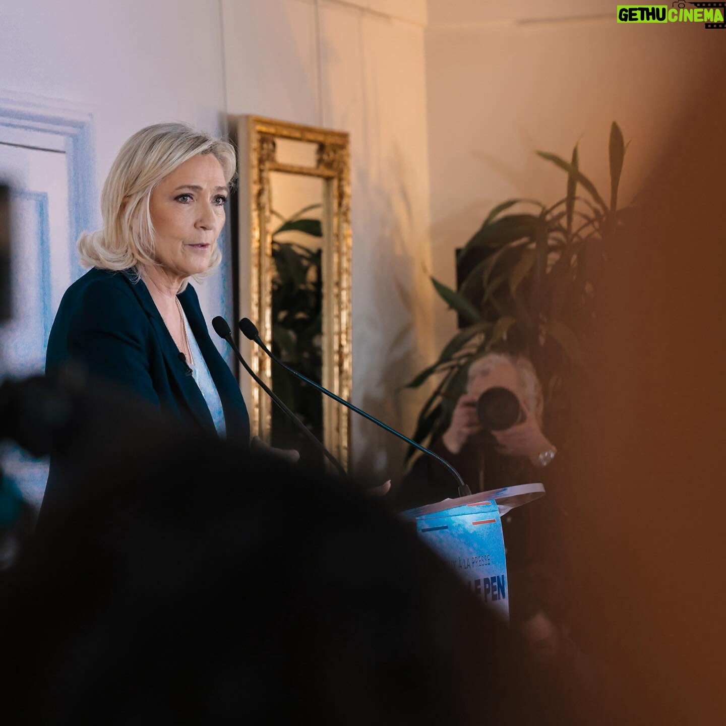 Marine Le Pen Instagram - Avec nos députés, avec nos autres parlementaires, avec nos élus des territoires, les cadres et militants de notre mouvement présidé par Jordan Bardella, nous nous mettons en situation, non seulement d’accéder, mais également d’assumer avec succès les responsabilités du pays. Retrouvez mes vœux à la presse de Marine Le Pen : https://fb.watch/pO5ey6L7AW/