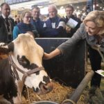 Marine Le Pen Instagram - L’agriculture est le bien commun de tous les Français. Lorsque nous arriverons aux responsabilités, nous redonnerons à l’agriculture française toute la place qu’elle mérite dans notre pays. Vous êtes la France qu’on aime, merci à tous. Tenez-bon, on arrive ! 🇫🇷