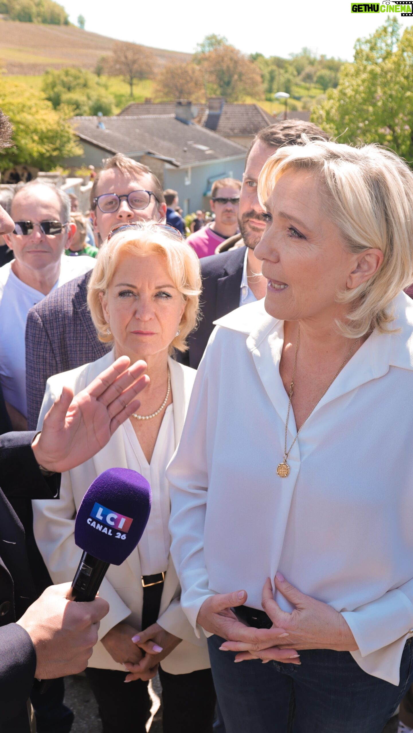Marine Le Pen Instagram - La France insoumise veut exclure la chanteuse israélienne de l’Eurovision. Moi, je suggère aux Français, d’exclure la France insoumise, démocratiquement, du Parlement européen le 9 juin prochain. Ils doivent faire moins de 5%, c’est tout à fait atteignable.
