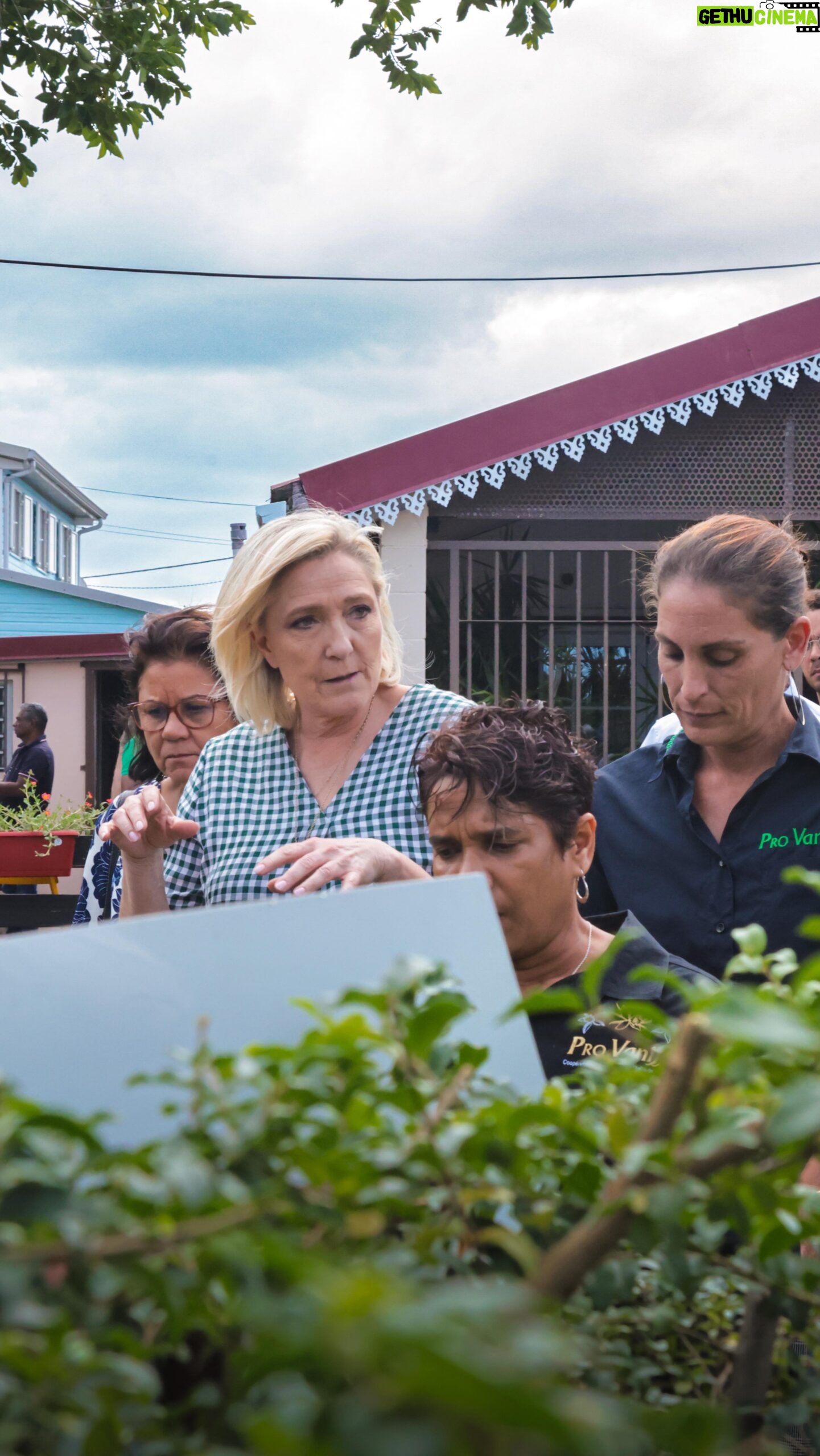 Marine Le Pen Instagram - La culture de la vanille, tout un art !