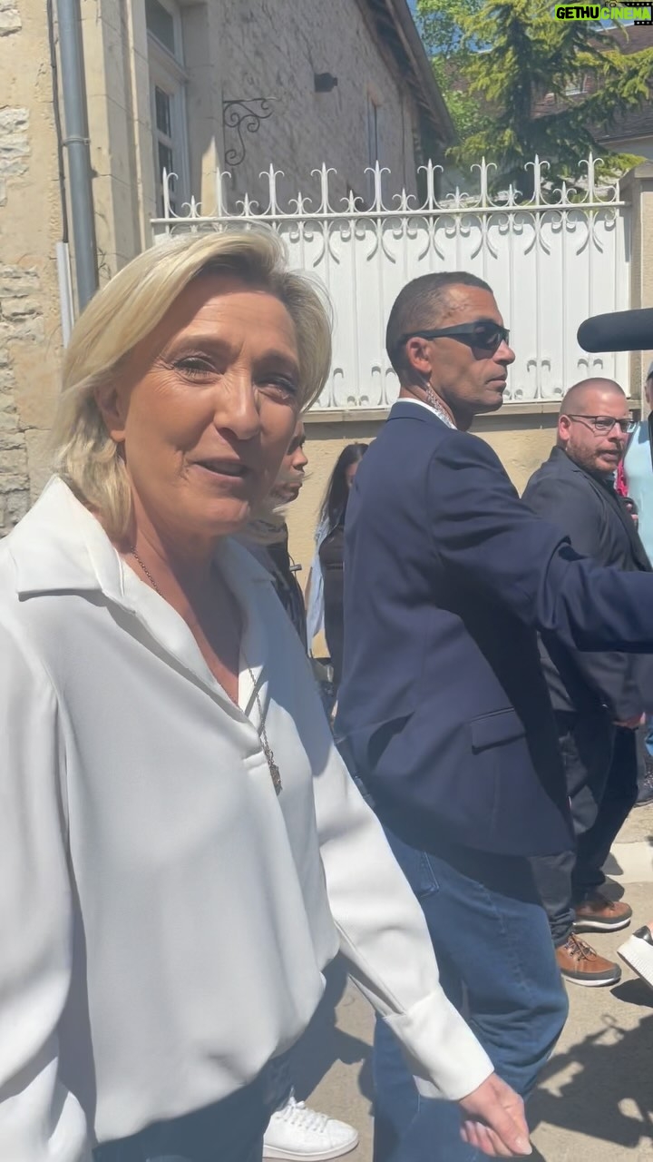 Marine Le Pen Instagram - Si la jeunesse vote, la jeunesse gagne. Le 9 juin, je compte sur vous pour aller voter !