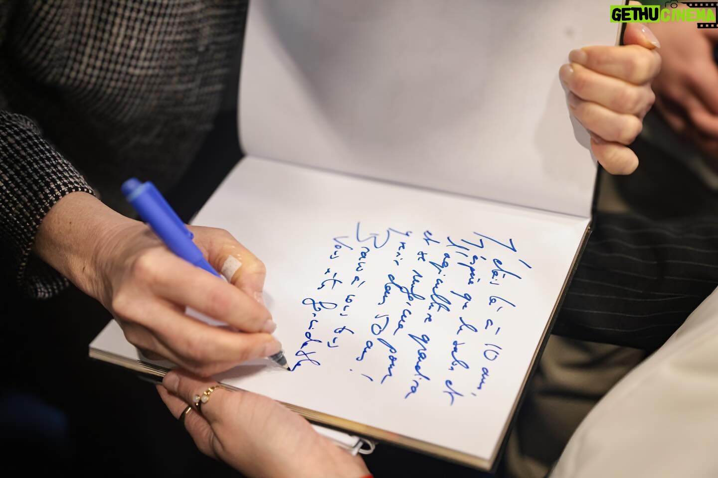 Marine Le Pen Instagram - L’agriculture est le bien commun de tous les Français. Lorsque nous arriverons aux responsabilités, nous redonnerons à l’agriculture française toute la place qu’elle mérite dans notre pays. Vous êtes la France qu’on aime, merci à tous. Tenez-bon, on arrive ! 🇫🇷