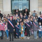 Marine Le Pen Instagram – Ils sont le conseil municipal des enfants d’Hénin-Beaumont. Et c’est un immense plaisir de les avoir reçus ce matin à l’Assemblée nationale, en compagnie de Steeve Briois ! ☺️