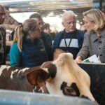 Marine Le Pen Instagram - L’agriculture est le bien commun de tous les Français. Lorsque nous arriverons aux responsabilités, nous redonnerons à l’agriculture française toute la place qu’elle mérite dans notre pays. Vous êtes la France qu’on aime, merci à tous. Tenez-bon, on arrive ! 🇫🇷