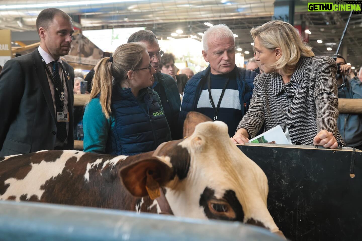 Marine Le Pen Instagram - L’agriculture est le bien commun de tous les Français. Lorsque nous arriverons aux responsabilités, nous redonnerons à l’agriculture française toute la place qu’elle mérite dans notre pays. Vous êtes la France qu’on aime, merci à tous. Tenez-bon, on arrive ! 🇫🇷