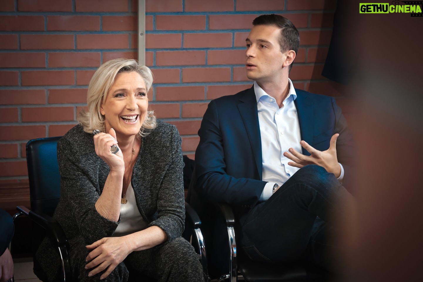 Marine Le Pen Instagram - À tout de suite à Hénin-Beaumont ! 😉